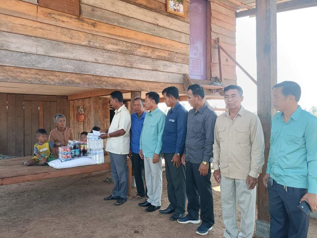 លោកយាយចាស់ជរាវ័យ៧១ឆ្នាំ ទទួលបន្ទុកចិញ្ចឹមចៅកំព្រា៧នាក់ ទទួលបានអំណោយ ពីប្រធានក្រុមការងារ ចុះជួយឃុំស្រអែម ស្រុកជាំក្សាន្ត