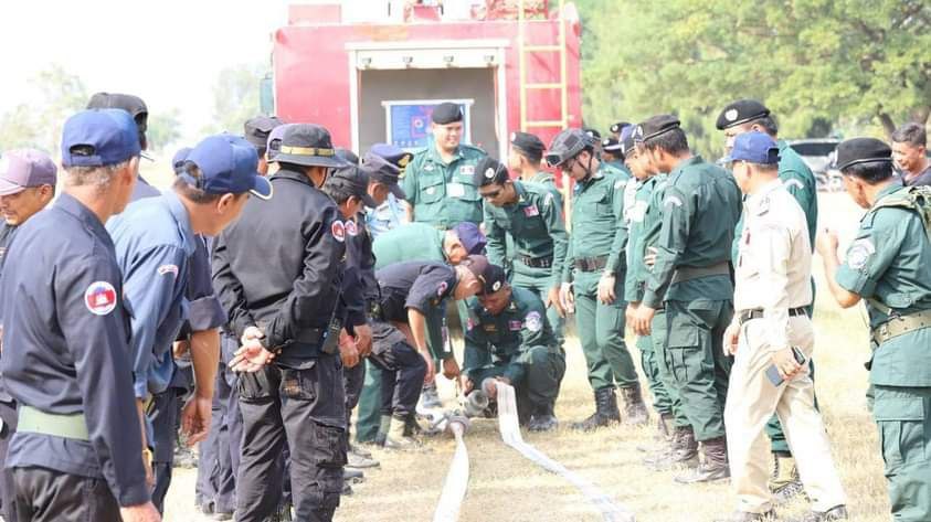 នគរបាលស្រុកសំពៅលូនបង្ហាត់បង្រៀនអំពី បច្ចេកទេសការប្រើប្រាស់រថយន្តពន្លត់អគ្គីភ័យដល់កងកម្លាំងនគរ បាល និងប្រជាការពារក្នុងស្រុកសំពៅលូន
