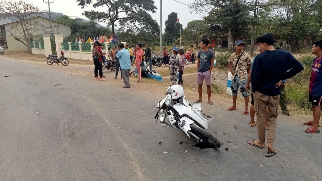 បើកបរម៉ូតូលឿនបត់មិនប្រុងប្រយ័ត្នទៅបុកម៉ូតូមួយគ្រឿងកំពុងតែបើកបរពីមុខបណ្ដាលឱ្យរងរបួសធ្ងន់៣នាក់