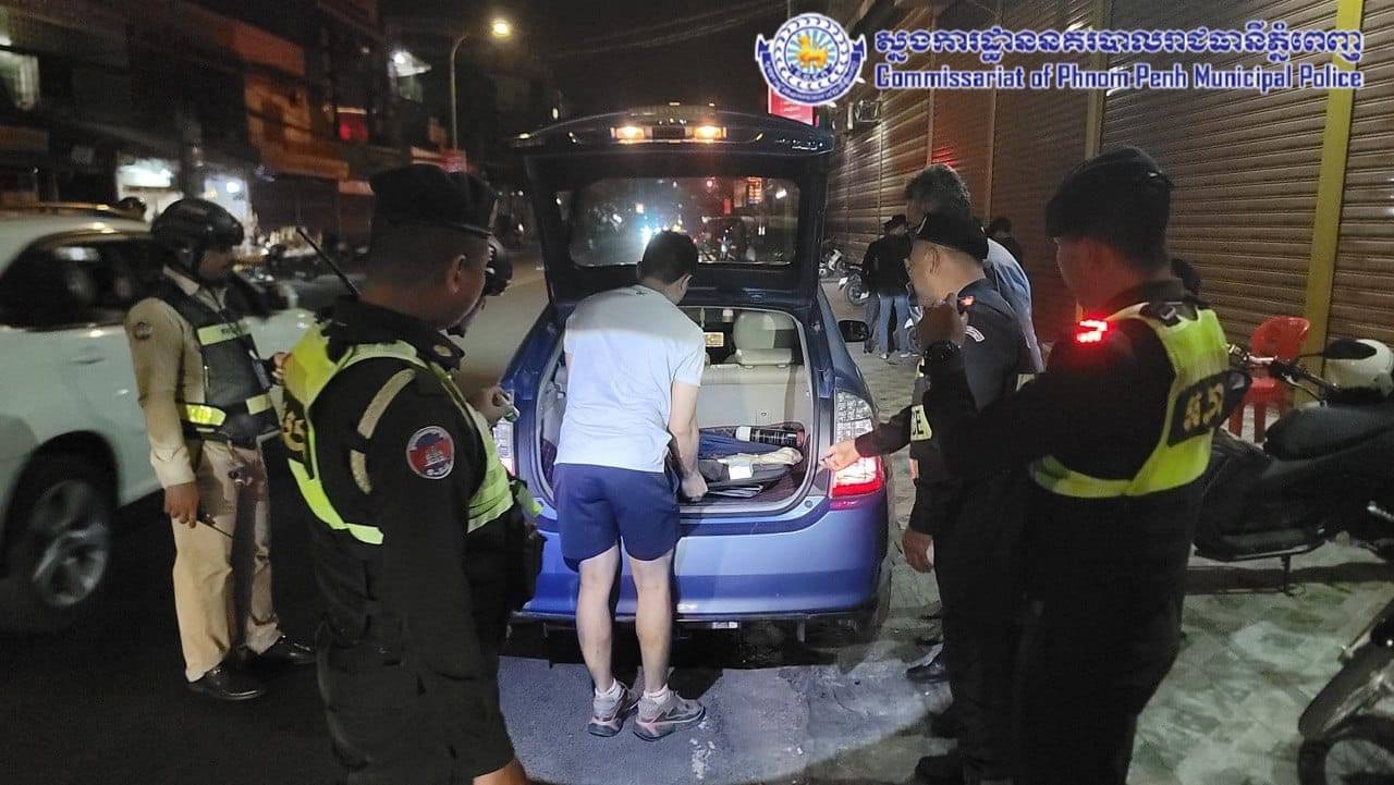 នាយប់ថ្ងៃទី២៤ ខែមករាសមត្ថកិច្ចទាំង ១៤ខណ្ឌ ចុះត្រួតពិនិត្យអាវុធជាតិផ្ទុះ និងរឹតបន្តឹងច្បាប់ចរាចរណ៍ផ្លូវគោក