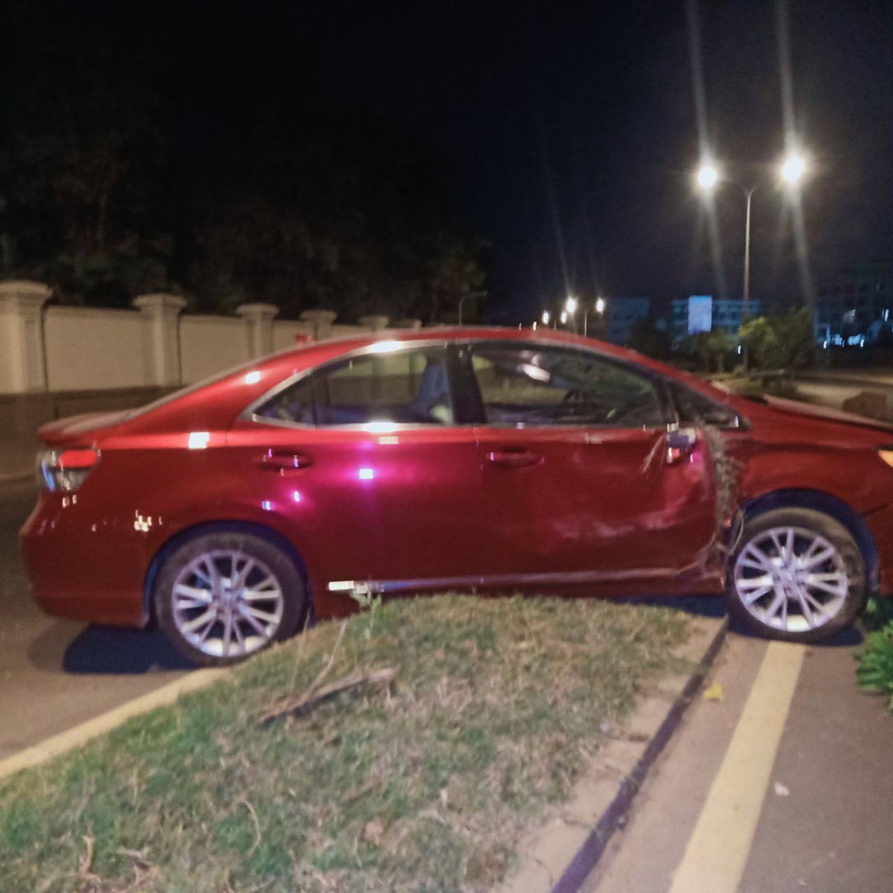 រថយន្ត Lexus បុករះបង្គោលថ្មនិងដើមផ្កាលើសួនពុះចែកទ្រូងផ្លូវរងការខូចខាតយ៉ាងដំណំ រីឯរថយន្តបង្កក្រឡាប់ជាច្រើនត្រឡប់