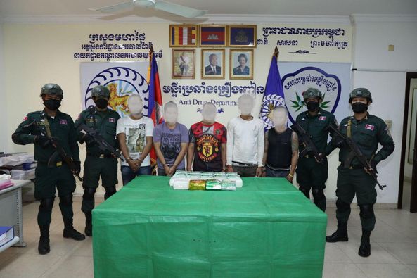 ក្រុមប្រឹក្សាជំនុំជម្រះនៃតុលាការខេត្តកំពង់ស្ពឺ សម្រេចផ្តន្ទាទោសជនជាប់ចោទ ចំនួន ០៥នាក់ ដាក់ពន្ធនាគារ ៣០ឆ្នាំ និងពិន័យជាប្រាក់ ៦០លានរៀលក្នុងម្នាក់ ពីបទៈ «រក្សាទុក ដឹកជញ្ជូន និងជួញដុរដោយខុសច្បាប់នូវសារធាតុញៀន»