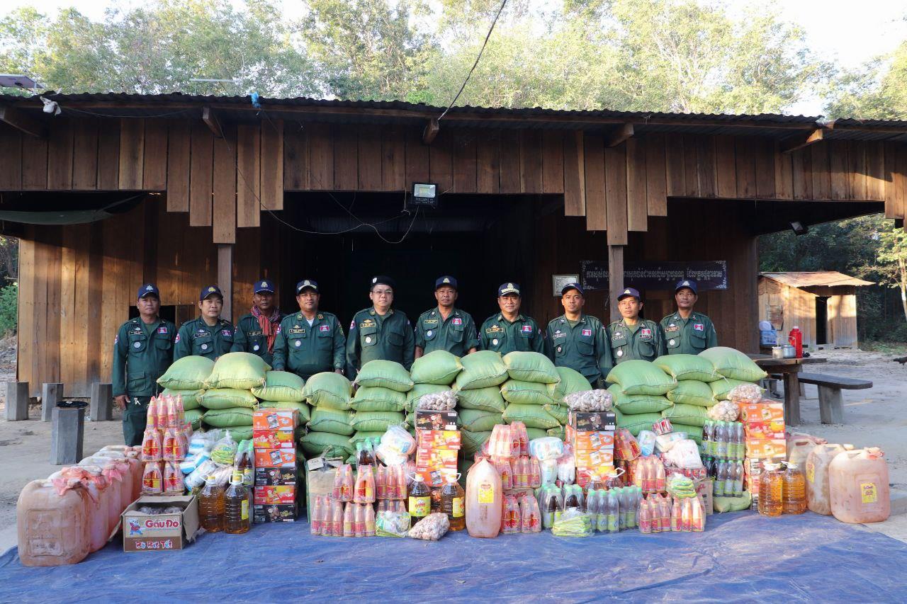 ស្នងការខេត្តរតនគិរី ដឹកនាំមន្ត្រីក្រោមឱវាទ និងអាជីវករ ចុះសួរសុខទុក្ខ និងនាំអំណោយ ជូនកម្លាំងឈរជើងចំនួន៤ប៉ុស្តិ៍ ព្រំដែនកម្ពុជា-វៀតណាម
