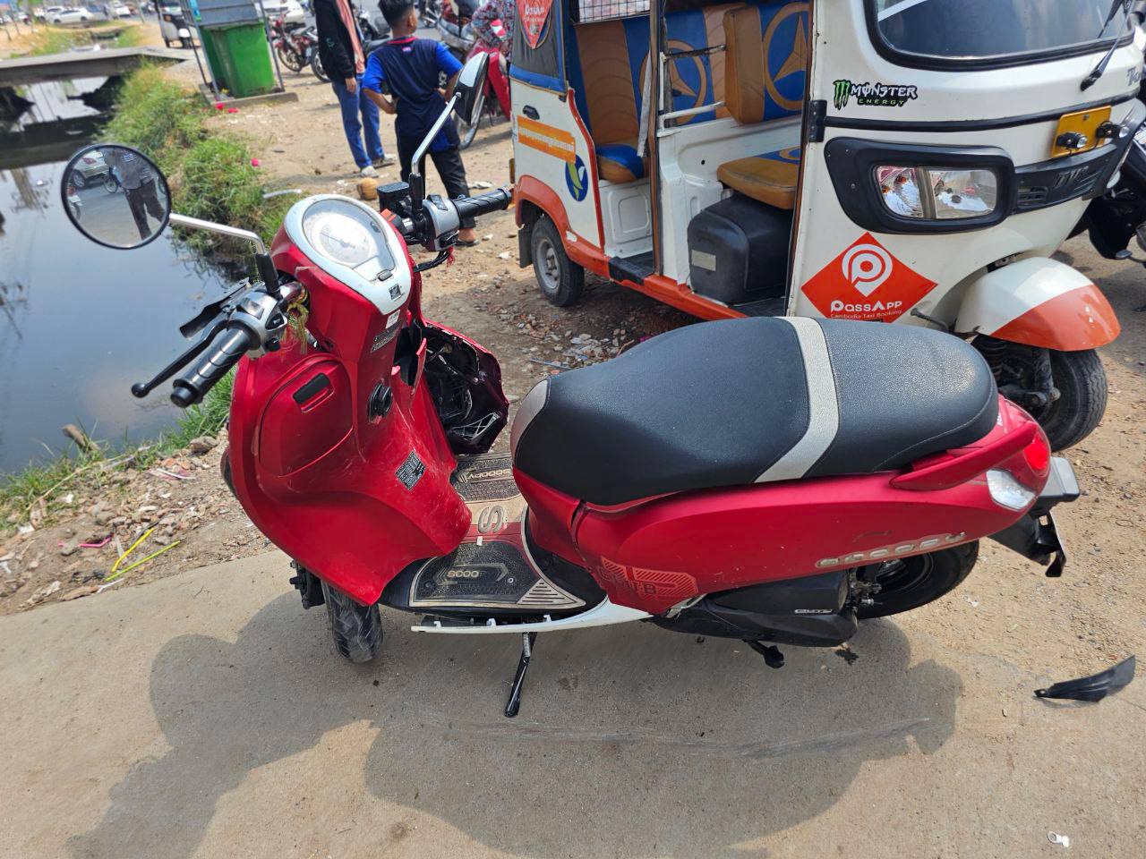 ជិះម៉ូតូលឿនបុករ៉ឺម៉កកង់បីខ្ទាតទៅប៉ះរថយន្តមួយគ្រឿងទៀតបណ្តាលឱ្យរងរបួសម្នាក់