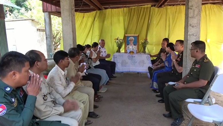 ប្រតិភូក្រសួងការពារជាតិ នាំយកថវិការគោលនយោបាយសម្រាប់រៀបចំពិធីបុណ្យ ជាង ៣០លានរៀល ទៅប្រគល់ជូនគ្រួសារ ឧត្តមនាវីត្រី ជុន សុផាត