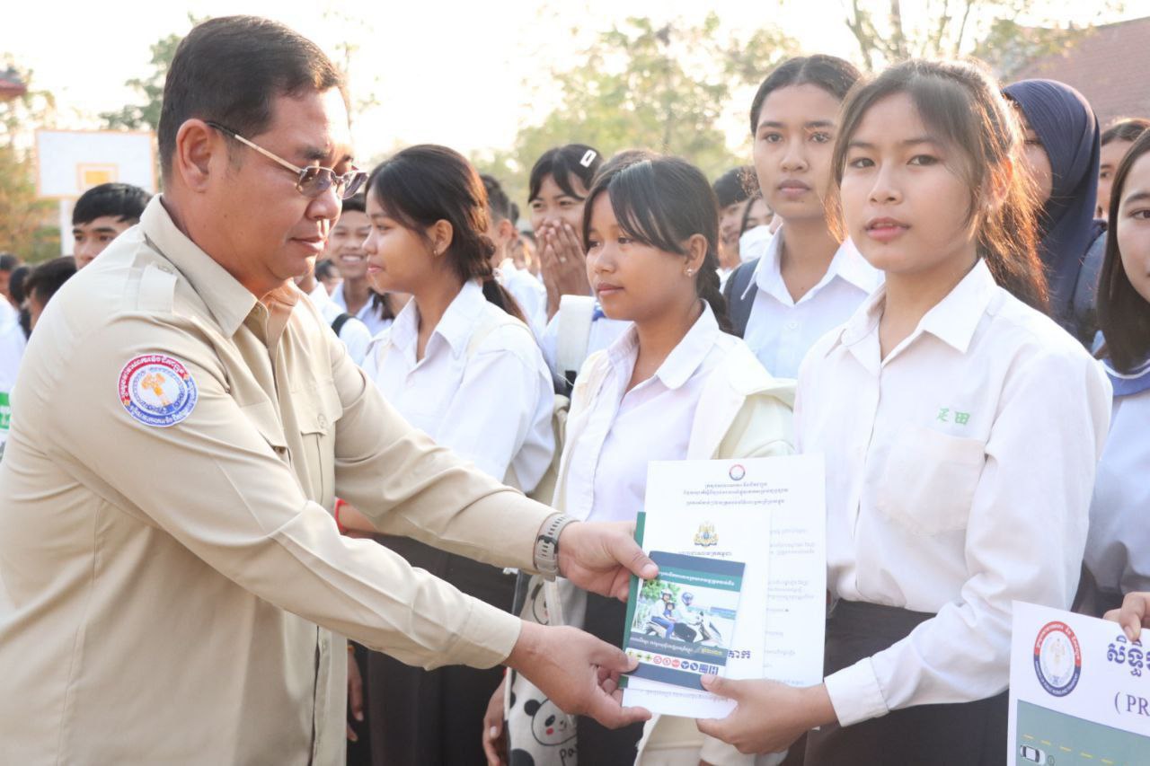 យុទ្ធនាការចុះអប់រំផ្សព្វផ្សាយស្ដីពីការលើកកម្ពស់ សុវត្ថិភាពចរាចរណ៍ផ្លូវគោក ដល់សិស្សានុសិស្សគ្រឹះស្ថានសិក្សានៃវិទ្យាល័យស្តៅសន្តិភាព ស្រុករតនមណ្ឌល