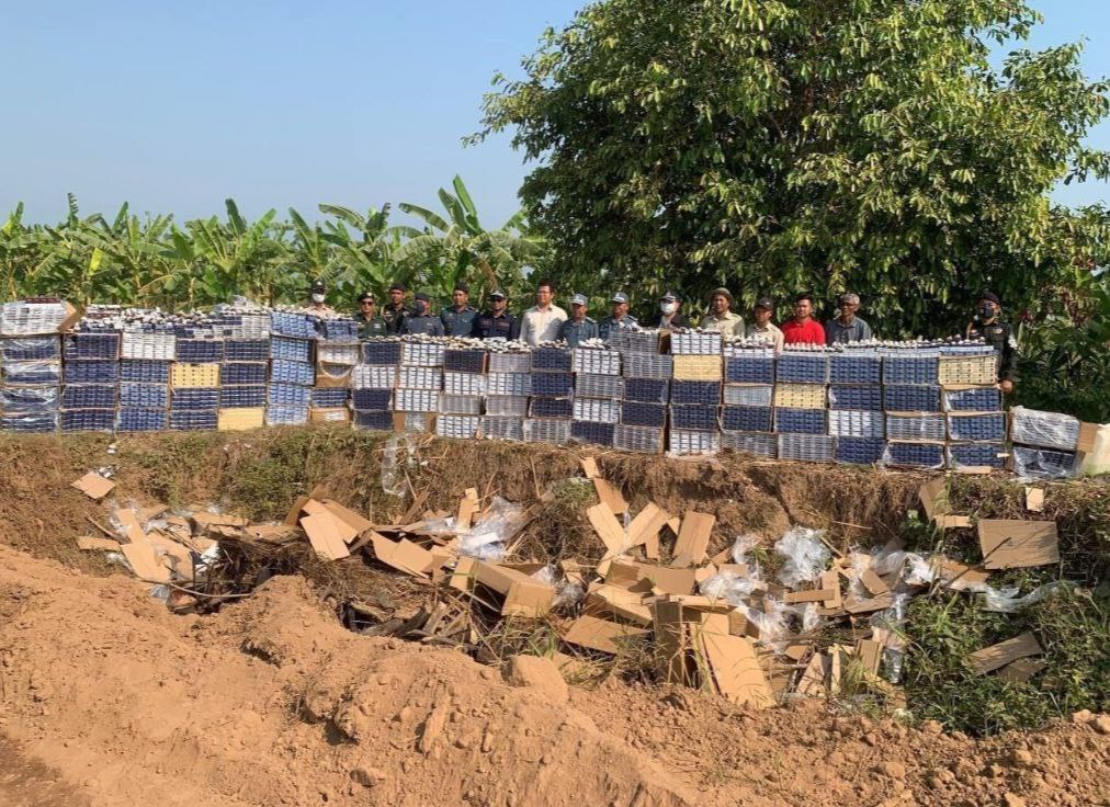 បារីគ្មានប្រភពច្បាស់លាស់ចំនួន ៩៤កេសទម្ងន់ជាង ១តោនត្រូវបានសាខាគយ និងរដ្ឋាករខេត្តកណ្ដាល ដុតកម្ទេចចោល