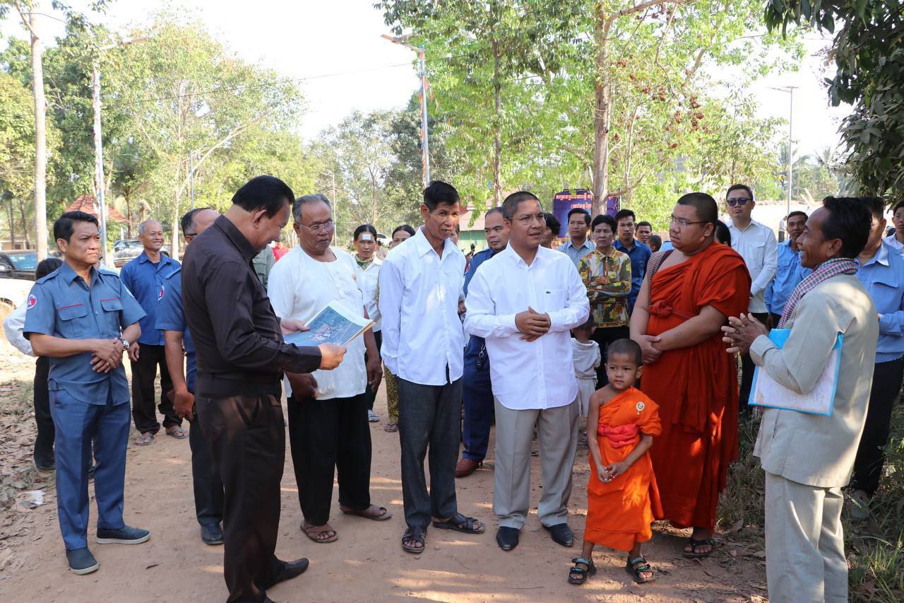 លោក អ៊ឹម ច័ន្ទសោធន ស្រុកទឹកឈូ និងក្រុម ការងារថ្នាក់ខេត្ត បានចូលរួមអមដំ ណើរឯកឧត្តម សេង ទៀង នាយរងខុទ្ធកាល័យ សម្ដេចមហាបវរធិបតី ហ៊ុន ម៉ាណែត ចុះពិនិត្យមើល ទីតាំងទិញដីបន្ថែម សម្រាប់ពង្រីកដីវត្ត