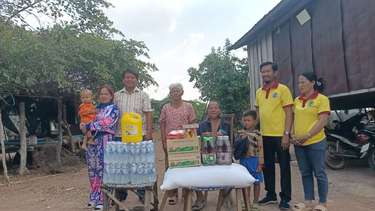 ប្រធានសមាគមសារព័ត៌មាន AE MSJ ផ្តល់អំណោយមនុស្សធម៌ ជូនប្រជាពលរដ្ឋមួយគ្រួសារ ជាជនពិកាកំពុងជួបការលំបាកខ្វះខាតនៅស្រុកគាស់ក្រឡ