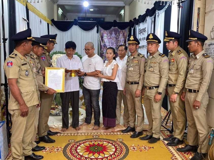 លោកឧត្តមសេនីយ៍ទោ សាត គឹមសាន ចាត់តាំងឱ្យនាំយកថវិកាទៅចូលរួមក្នុងពិធីបុណ្យសពលោកស្រីកៅ សុខន ភរិយាលោកភឿង ណាវុននិងជាមាតាលោកអនុសេនីយ៍ឯក ភឿង កាណា ដល់លំនៅដ្ឋាន