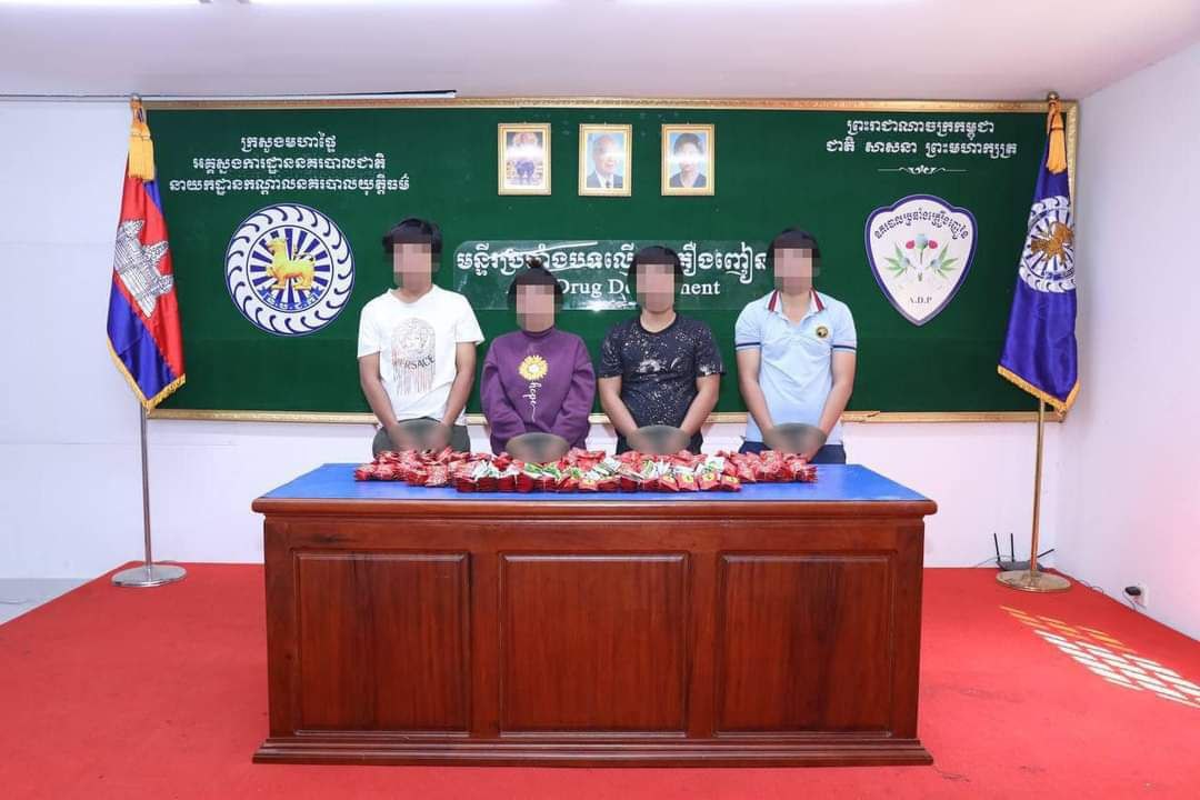 តំណាងអយ្យការសម្រេចចោទប្រកាន់ជនល្មើស ចំនូន ០៤នាក់ ពីបទៈ «រក្សាទុក ដឹកជញ្ជូន និងជួញដូរគ្រឿងញៀន ចំនួន ១០គីឡូក្រាម»