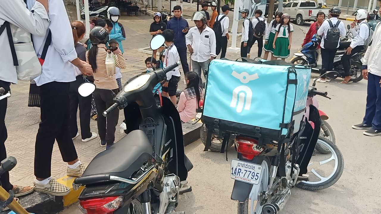 បើកឡើងស្ពានមិនគោរពស្លាកសញ្ញាហាមឃាត់ ជ្រុលបុកម៉ូតូមួយគ្រឿងបណ្តាលអោយរបួសស្រាល០៣នាក់