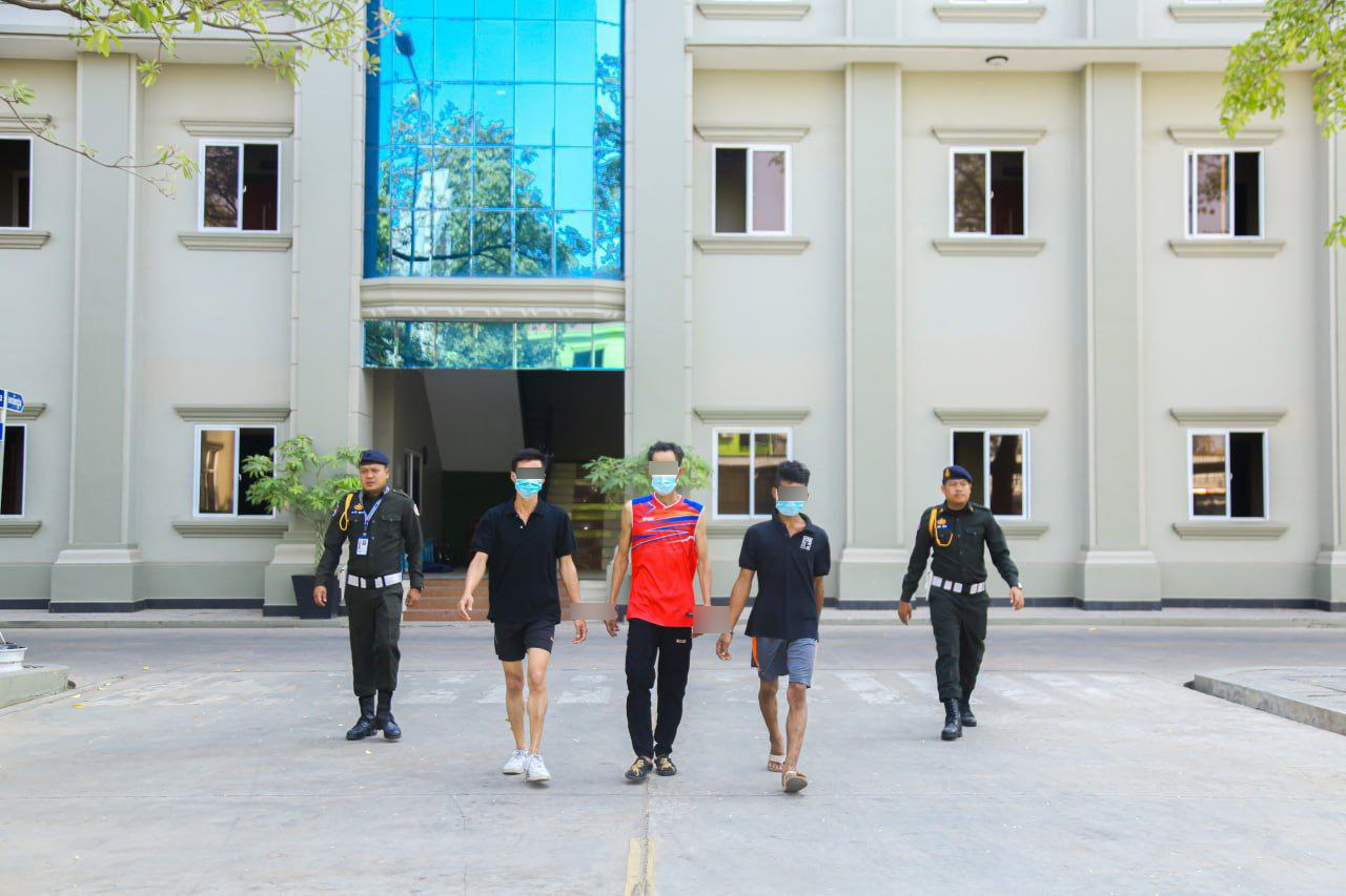 ជនសង្ស័យ០៣នាក់ ពាក់ព័ន្ធករណីលួច និងប្រើប្រាស់គ្រឿងញៀន ត្រូវបានកម្លាំងអាវុធហត្ថរាជធានីភ្នំពេញឃាត់ខ្លួនបញ្ជូនទៅតុលាការ!