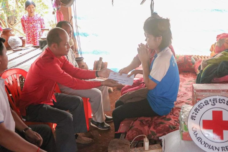 ឯកឧត្តម ញ៉ែម សំអឿន ដោយក្តីអាណិតអាសូរបានចាត់ដំណាង ចុះសួរសុខទុក្ខ នាំយកអំណោយមនុស្សធម៌ ជាថវិកា និងគ្រឿងឧបភោគបរិភោគ ជូនដល់ប្អូនស្រី ហ្សត់ សាលិចដែលមានជំងឺប្រចាំកាយ(ដុះដុំសាច់ខួរក្បាល)