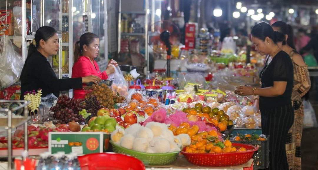 អាជីករក្នុងក្រុងបានលុង កំពុងមមាញឹកការលក់ដូរគ្រឿងតុបតែង រណ្តាប់សែន និងផ្កាភ្ញីនាំលាភសំណាងស្របពេលបុណ្យចូលឆ្នាំចិន-វៀតណាម