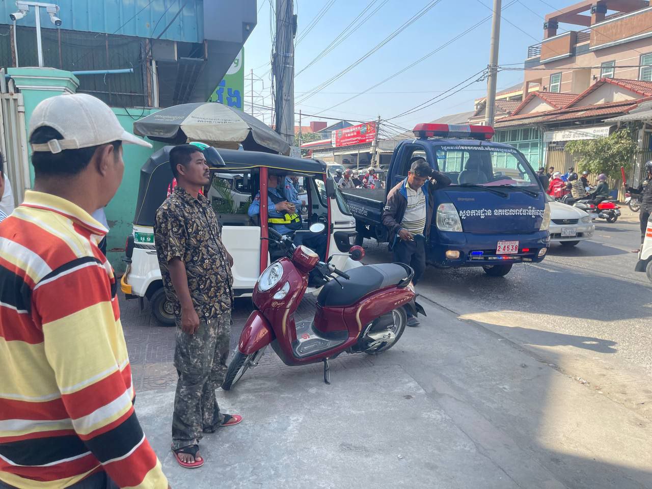 បុរសម្នាក់ស្រវឹងស្រាជោកជាំ ជិះម៉ូតូដួលបោកក្បាលស្លាប់ភ្លាមៗយ៉ាងអាណោចអធម៌នៅផ្លូវ៣៧១