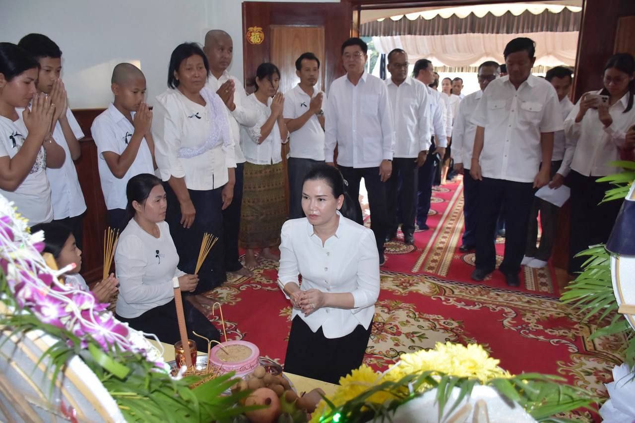 លោកជំទាវ បាន ស្រីមុំ ដឹកនាំមន្ត្រីរាជការចូលរួមរំលែកទុក្ខ និងគោរពវិញាណក្ខន លោកសួន អ៊ន់ អតីតចៅសង្កាត់អូរតាវ៉ៅ ដែលបានទទួលមរណភាព ដោយរោគាពាធ
