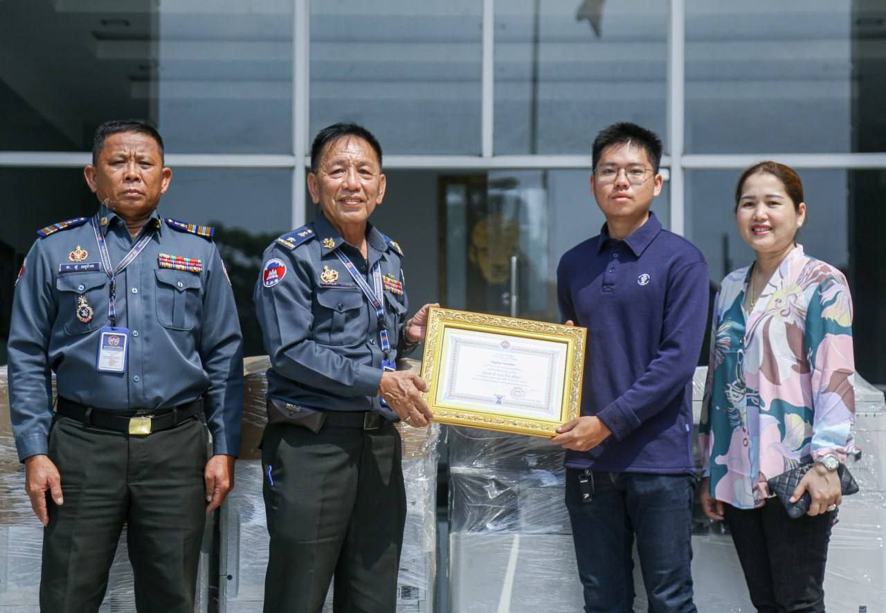 អាវុធហត្ថរាជធានីភ្នំពេញ ទទួលបានម៉ាស៊ីនថតចម្លងចំនួន៤គ្រឿងបន្ថែមទៀតពី លោក លី ហុង និង ភរិយា