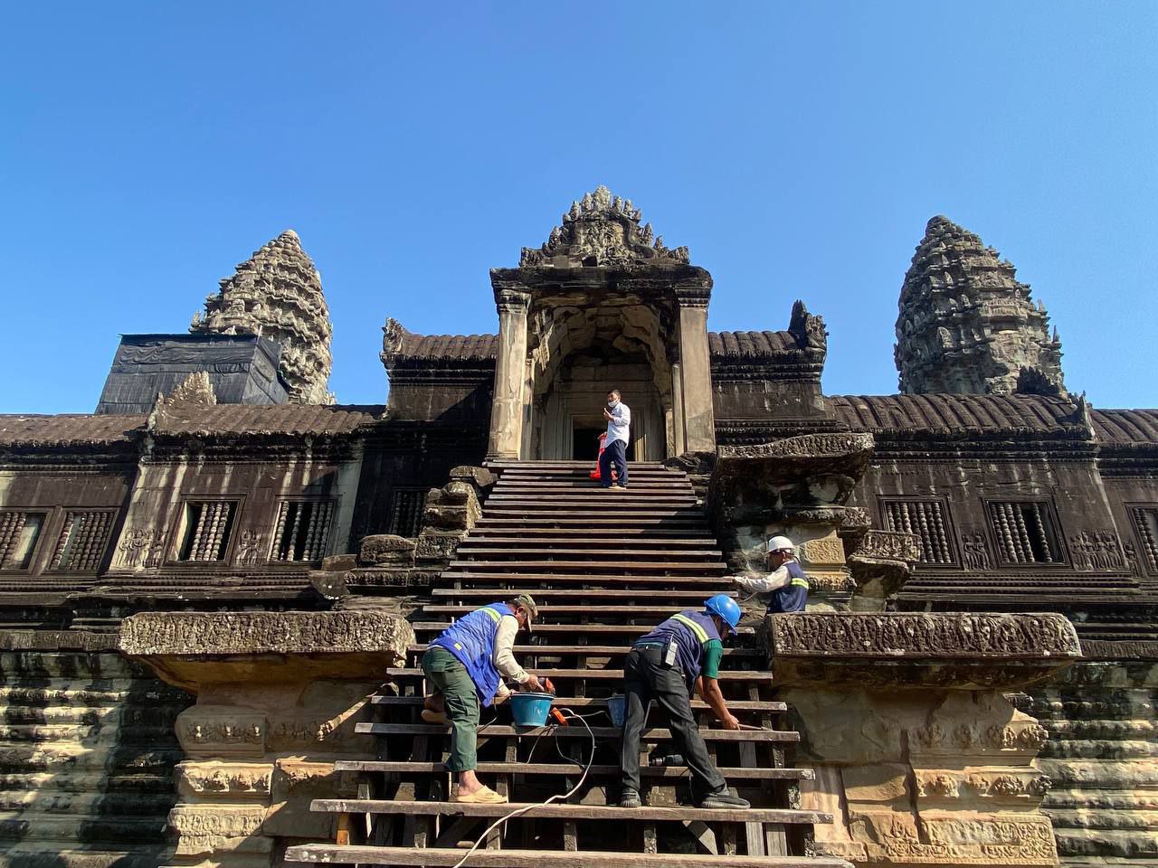 ក្រុមការងារត្រួតពិនិត្យសេវាកម្មទេសចរណ៍ (TSC) ជួសជុលជណ្តើរឈើនៅរួតទី២ នៃជណ្តើរជ្រុងខាងត្បូង និងជ្រុងខាងជើងរបស់ប្រាសាទអង្គរវត្ត
