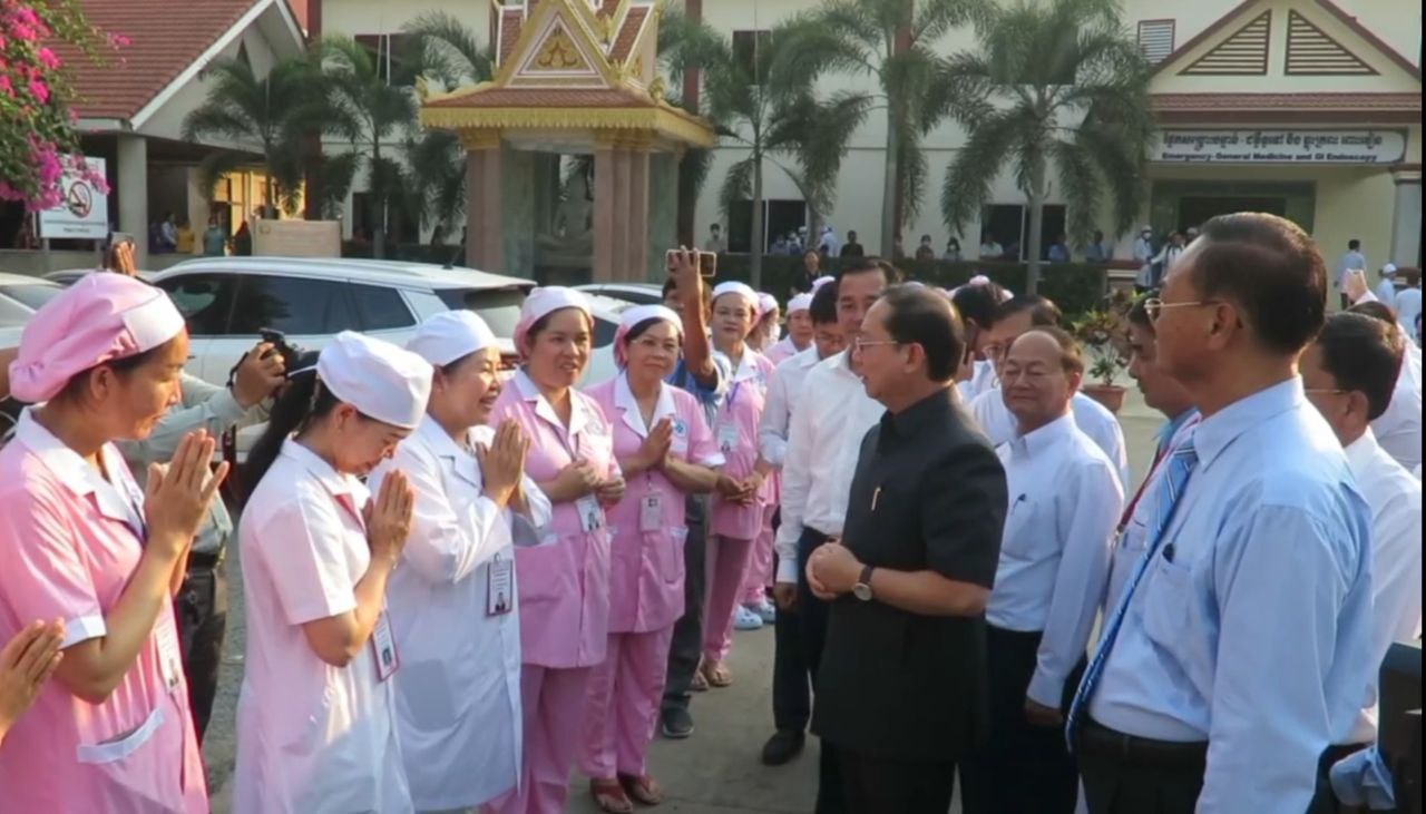 រដ្ឋមន្ត្រីក្រសួងសុខាភិបាល និងអភិបាលខេត្តកំពង់ចាម ចុះពិនិត្យការផ្តល់សេវាសុខាភិបាលជូនពលរដ្ឋនៅមន្ទីរពេទ្យខេត្តកំពង់ចាម