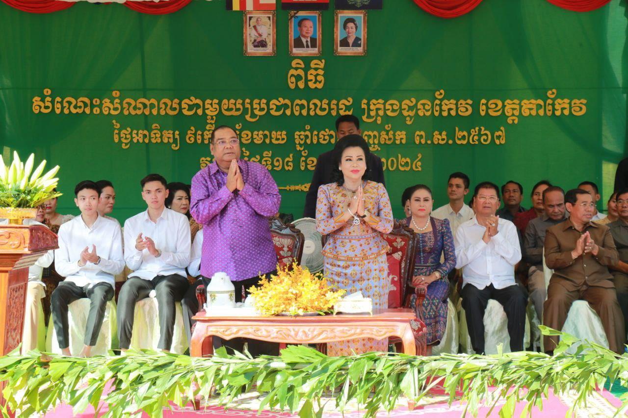 នាយឧត្តមសេនីយ៍ កិត្តិសង្គហបណ្ឌិត ហ៊ីង ប៊ុនហៀង និងលោកជំទាវ ប៉ែន ចន្នី ដង្ហែអង្គផ្កាប្រាក់វេរប្រមូលបច្ច័យ១០០លានរៀល ប្រគេនព្រះសង្ឃវត្តតុំ ក្រុងដូនកែវ ខេត្តតាកែវ