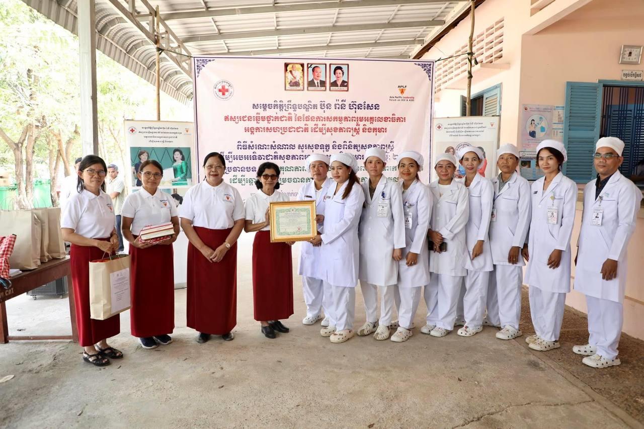 កាកបាទក្រហមកម្ពុជា និងក្រុមការងារឥស្សរជនឆ្នើមថ្នាក់ជាតិ រៀបចំកម្មវិធីពិនិត្យសុខភាពដល់ស្រ្តីមានផ្ទៃពោះ និងអប់រំផ្សព្វផ្សាយដល់ស្ត្រីជាមាតា នៅស្រុកសាមគ្គីមុនីជ័យ ខេត្តកំពង់ស្ពឺ