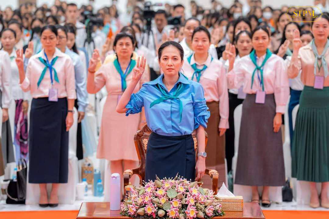 លោកជំទាវបណ្ឌិត ពេជ ចន្ទមុន្នី ចែករំលែកចំណេះដឹង បទពិសោធជីវិត និងការងារ ដែលលោកជំទាវជួបប្រទះ ដើម្បីជាត្រីវិស័យចង្អុលទិសក្នុងការរៀបចំគោលដៅជីវិត ក្នុងកម្មវិធី «បងស្រី និងប្អូនស្រី»
