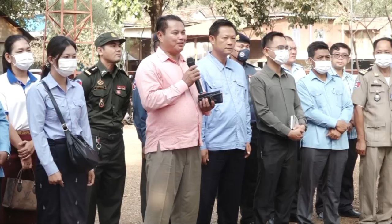មន្ត្រីពេទ្យសត្វខេត្តកំពង់ចាម បន្តចុះបាញ់ថ្នាំសម្លាប់មេរោគ នៅកន្លែងធ្លាប់ផ្ទុះជម្ងឺ ផ្តាសាយបក្សី