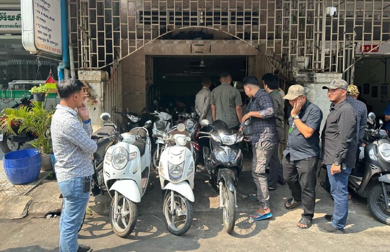 បង្ក្រាបឃ្លាំងលក់-ទិញម៉ូតូមួយកន្លែងរកឃើញម៉ូតូដែលពាក់ព័ន្ធបទល្មើសចំនួន ៣១គ្រឿង នៅខណ្ឌទួលគោក ខណៈម្ចាស់រត់គេចខ្លួនបាត់!