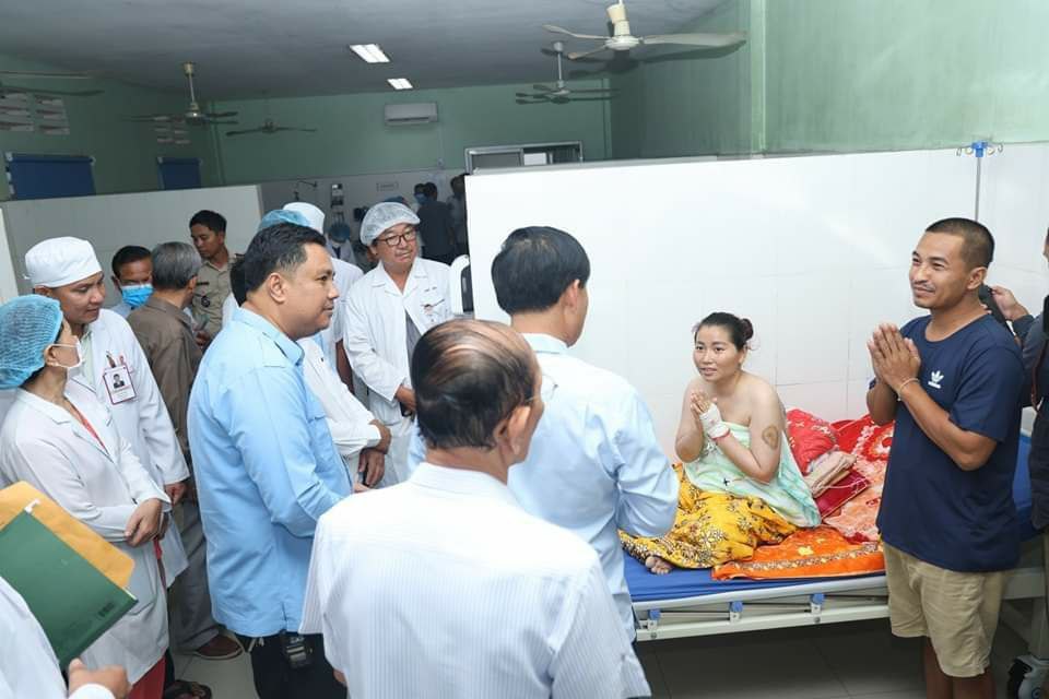 ក្រុមគ្រួសារជនរងគ្រោះ ចំនួន ០៣នាក់ ក្នុងអំពើបាញ់ប្រហារយ៉ាងព្រៃផ្សៃ នៅក្រុងពោធិ៍សាត់ បានជាសះស្បើយ និងចេញពីមន្ទីរពេទ្យត្រឡប់ទៅផ្ទះវិញ ខណៈជនដៃដល់មិនទាន់វែកមុខឃើញ!