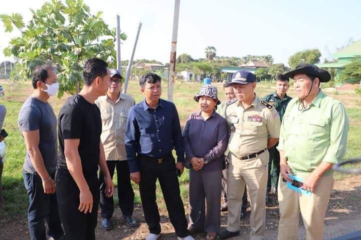 ឧកញ៉ា ទន់ ឆៃអ៊ាង អគ្គនាយកក្រុមហ៊ុន ព្រីមៀរ៍ ផាក (Premier Park) កំពុងសម្រុកកាយយកថ្មចេញពីទន្លេក្រោយមានវិធានការក្តៅ