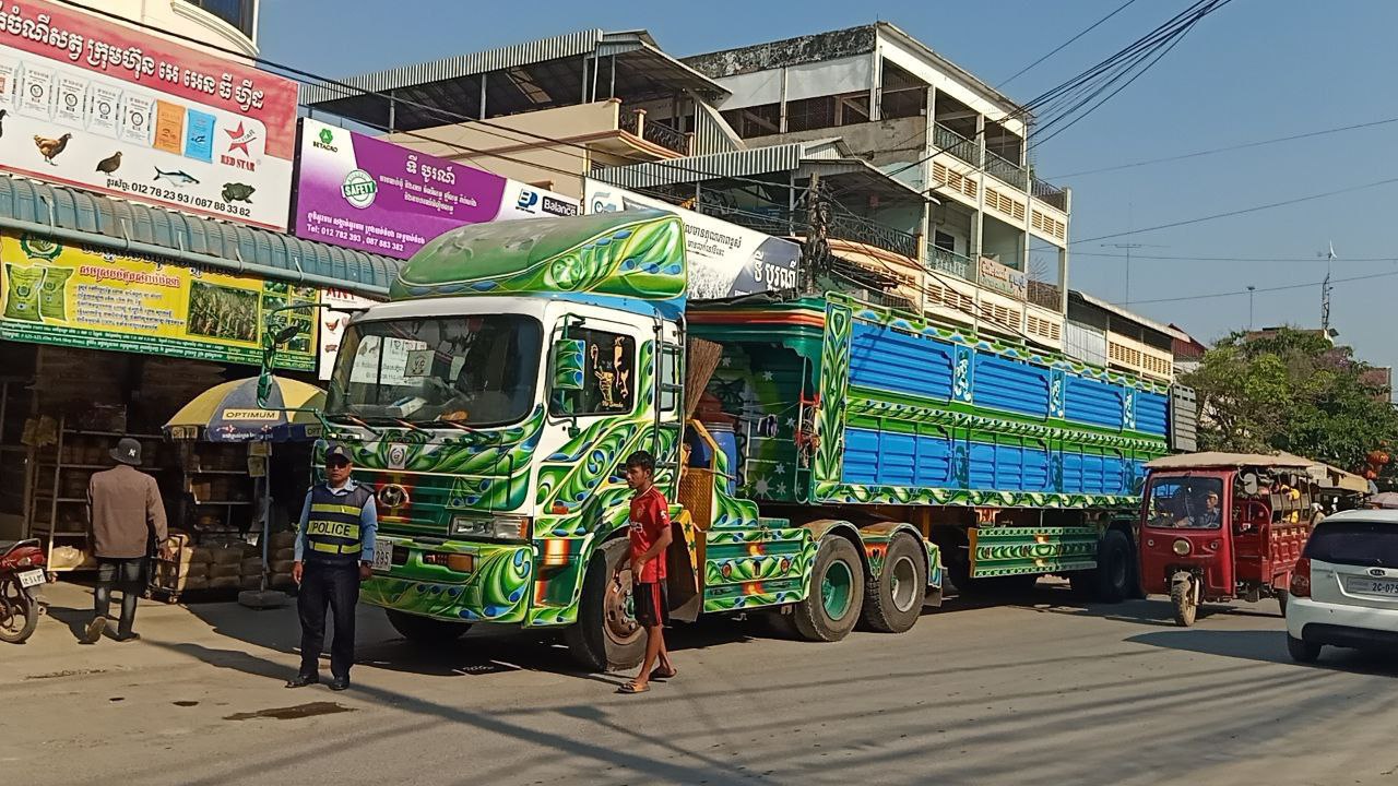 សមត្ថកិច្ចចុះឃាត់រថយន្តធុនធំ០១គ្រឿងដែលបំពានចូលក្រុងល្មើសនិងសេចក្តីជូនដំណឹងរបស់រដ្ឋបាលខេត្ត