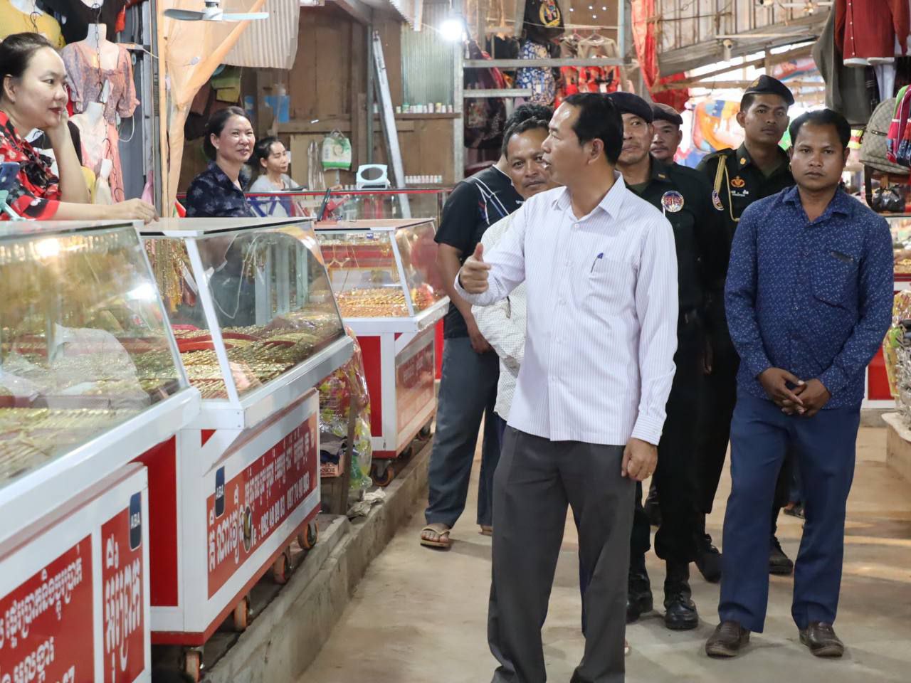 អភិបាលស្រុកស្ទោងអំពាវនាវដល់បងប្អូនអាជីវករឲ្យសហការជាមួយអាជ្ញាធរដើម្បីអភិវឌ្ឍន៍ផ្សាសេរីស្ទោង