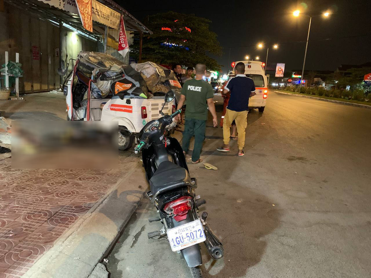 ឡំប្រឺតាបុកម៉ូតូពីក្រោយហើយជ្រុលទៅបុករបងផ្ទះប្រជាពលរដ្ឋបណ្តាលឱ្យមនុស្សប្រុសស្រី៥នាក់រងរបួសធ្ងន់ស្រាល