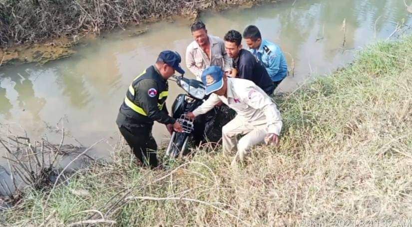 ព័ត៌មានថាក្មេងស្រីម្នាក់នៅស្រុកកំពង់ត្របែក ត្រូវចោរប្លន់យកម៉ូតូ ជារឿងប្រឌិត, បើកម៉ូតូលឿនធ្លាក់ប្រឡាយទឹក ខ្លាចឪពុកម្តាយស្តីបន្ទោស ក៏ភូតថារឿងប្លន់តែម្តង