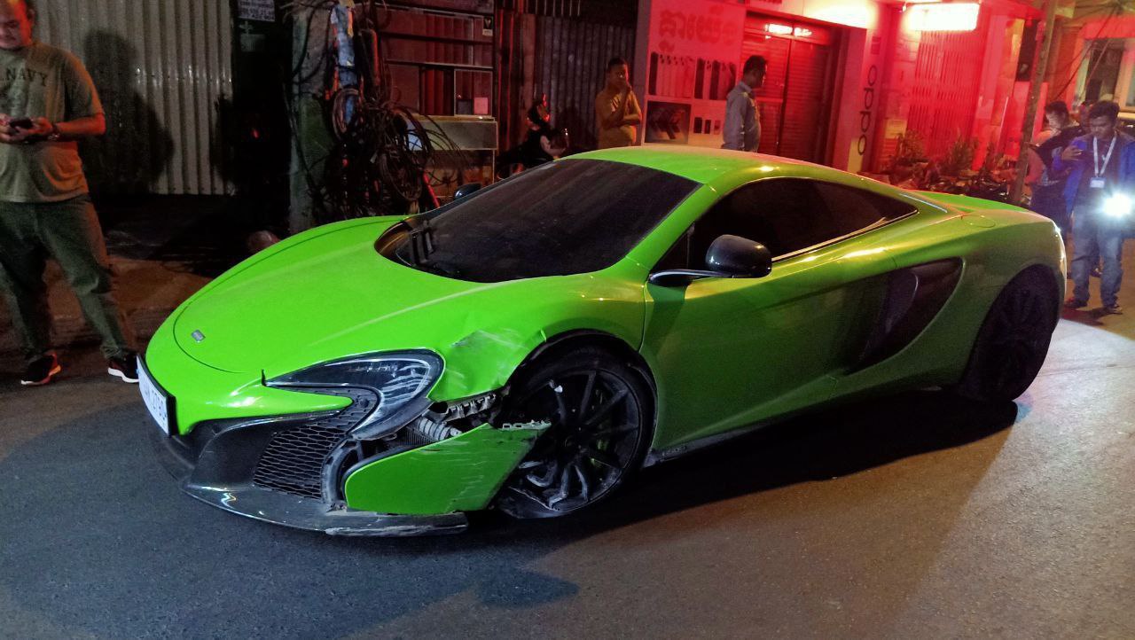 រថយន្តស៊េរីទំនើប McLaren តម្លៃខ្នង់ខ្ទង់សែនដុល្លារចងកំហឹងជារបាំងពុះចែកទ្រូងផ្លូវ