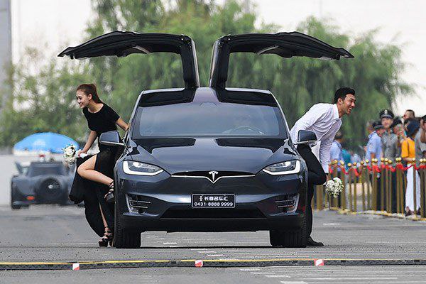ក្រុមហ៊ុនអគ្គិសនី Tesla របស់មហាសេដ្ឋីពិភពលោក ធ្វើសង្គ្រាមប្រជែងតម្លៃរថយន្ដនៅចិន បញ្ចុះតម្លៃដ៏ថោកបំផុត