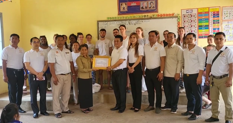 សមាគមយុវជនទិសអាគ្នេយ៍ (ក្រុម៥៤) សាខាខេត្តព្រះសីហនុ បានដឹកនាំ ក្រុមនិស្សិតពេទ្យបារាំងចំនួន 16នាក់ ចុះធ្វើសកម្មភាពចែកអំណោយមនុស្សធម៌ សាលាមត្តេយ្យសហគមន៍ និងសាលាមត្តេយ្យរដ្ឋ ព្រមទាំងមណ្ឌលសុខភាពស្ទឹងហាវ