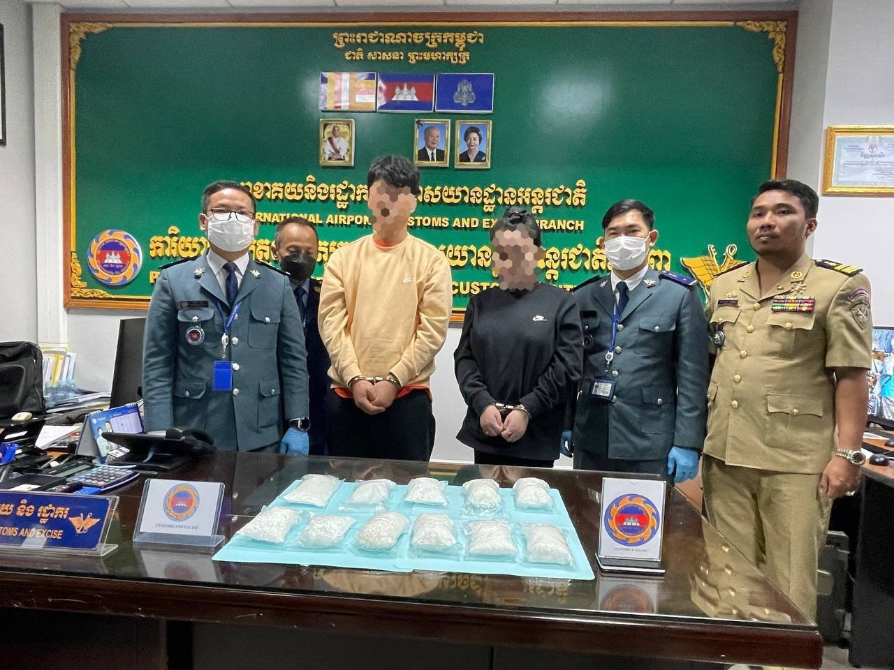 ល្បិចខ្ពស់មែន! ជនជាតិកូរ៉ប្រុស-ស្រីរុំគ្រឿងញៀនជាង០២គីឡូក្រាមជាប់ខ្លួន បំរ៉ុងរត់ពន្ធគ្រឿងឆ្លងដែនចេញពីកម្ពុជាទៅកូរ៉េ តាមអាកាសយានដ្ឋានអន្តរជាតិភ្នំពេញ ត្រូវសមត្ថកិច្ចគយ និងរដ្ឋាករប្រចាំអាកាសយានដ្ឋានបង្ក្រាប