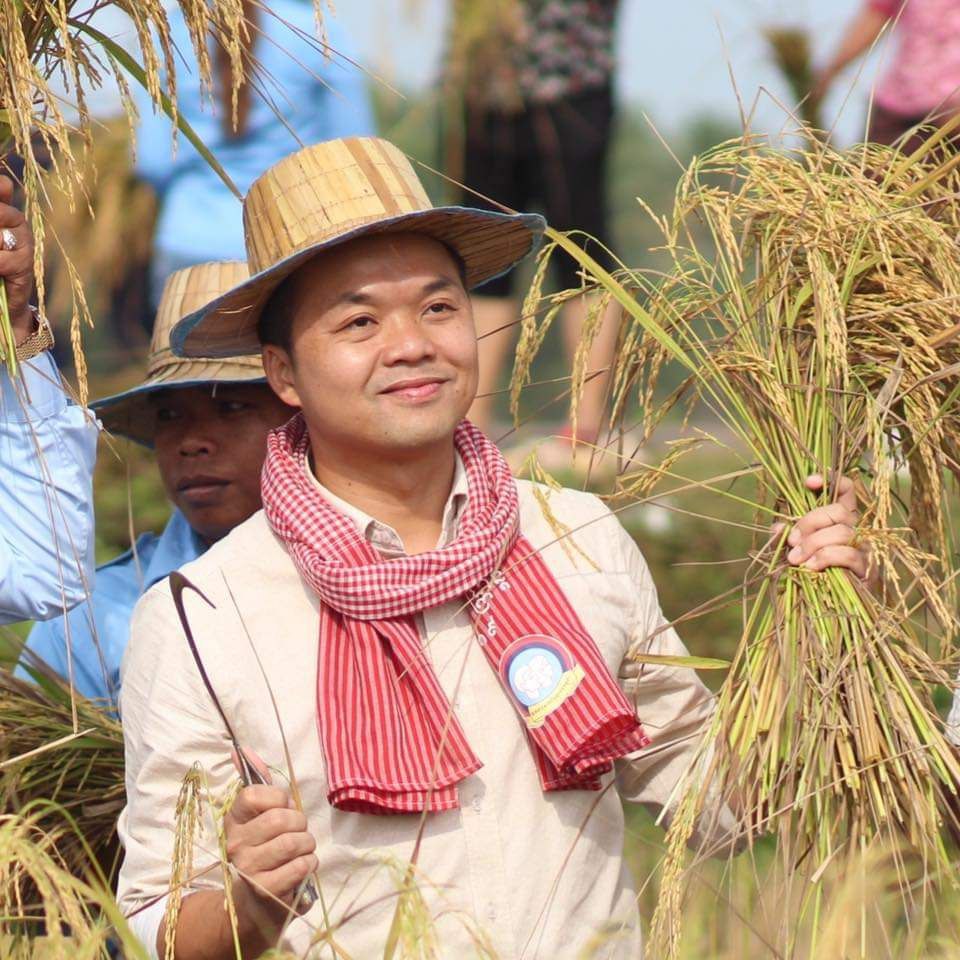 លោក ឃឹម ហ្វីណង់ អ្នកនាំពាក្យក្រសួងកសិកម្ម បានលើកឡើងទៅកាន់អ្នកលេងបណ្តាញសង្គមថា «ធ្វើបាបកសិករម្ល៉េះ»
