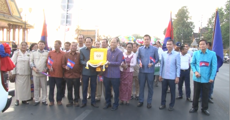 អាជ្ញាធរខណ្ឌដូនពេញ មន្ទីរពាក់ព័ន្ធ និងមហាជន ចូលរួម ដង្ហែក្បួន អបអរសាទរ ពានទីក្រុងស្អាត អាស៊ាន ដែលខណ្ឌទើបទទួលបាននៅប្រទេសឡាវ