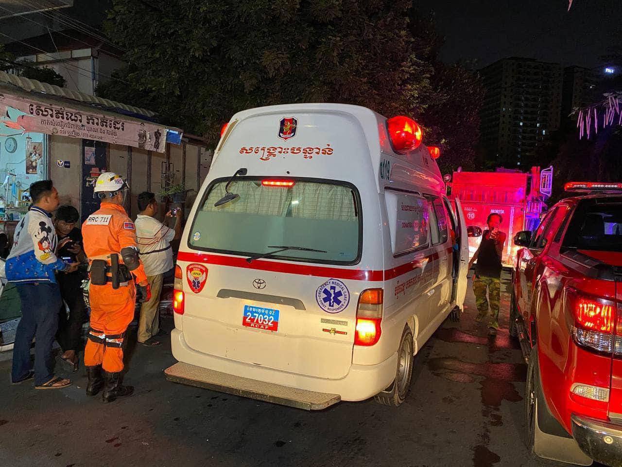 Update៖ ក្មេងស្រីអាយុ១៣ឆ្នាំម្នាក់ដែលធ្លាក់ចូលប្រហោងជញ្ជាំងផ្ទះ ត្រូវបានក្រុមសង្គ្រោះ៧១១ កងពលតូចលេខ៧០ និងអាជ្ញាធរប្រើពេលជិត៤ម៉ោង ទើបជួយសង្គ្រោះបាន