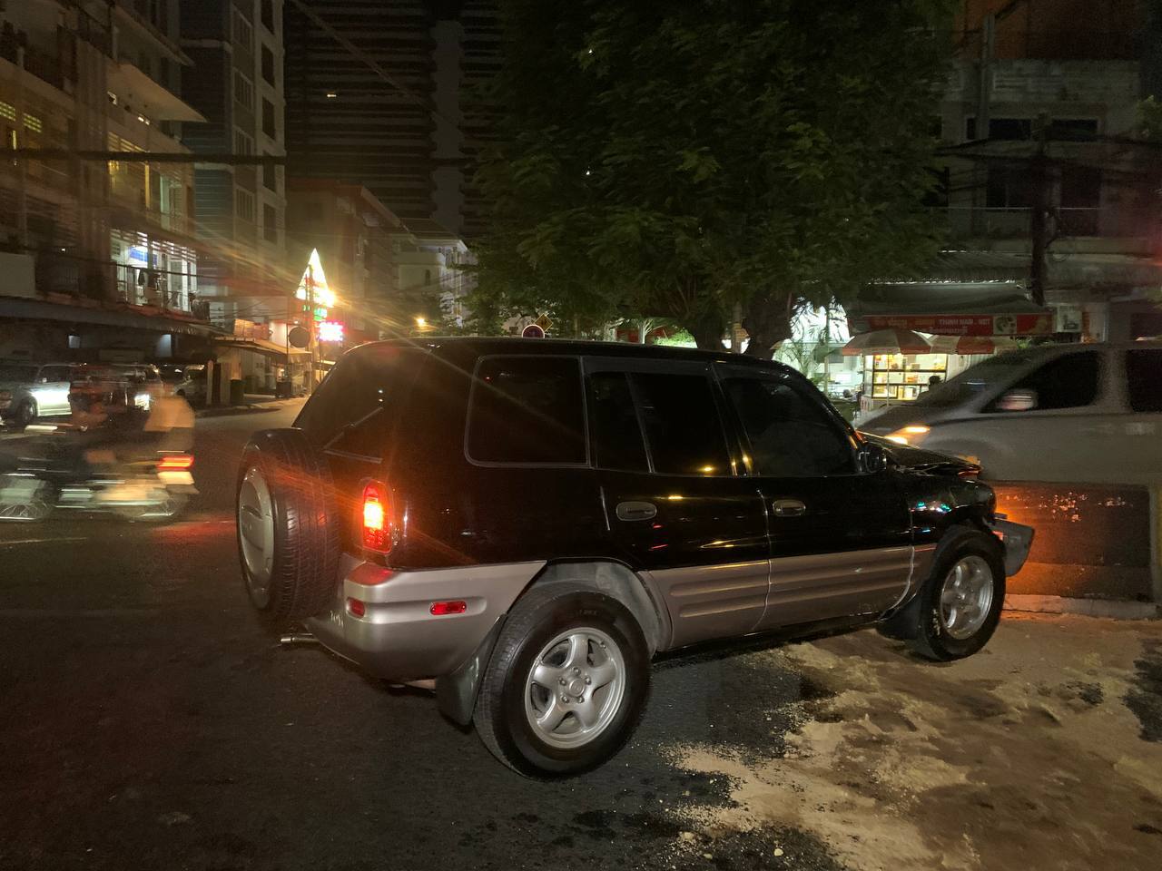 បុរសម្នាក់បើករថយន្ត RAV4 មិនប្រយ័ត្នជ្រុលទៅបុករបាំងថ្មពុះចែកទ្រូងផ្លូវខូចខាត