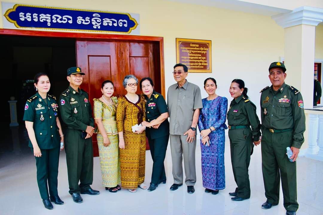 លោកឧកញ៉ា បណ្ឌិត ទៀង ថៃ និងលោកជំទាវ បណ្ឌិត វណ្ណ លុយ ព្រមទាំងប្រតិភូអមដំណើរទាំងអស់ បាននាំមកនូវសម្ភារៈឧបត្ថម្ភដល់យោធិននារី និងគ្រួសារយោធិន