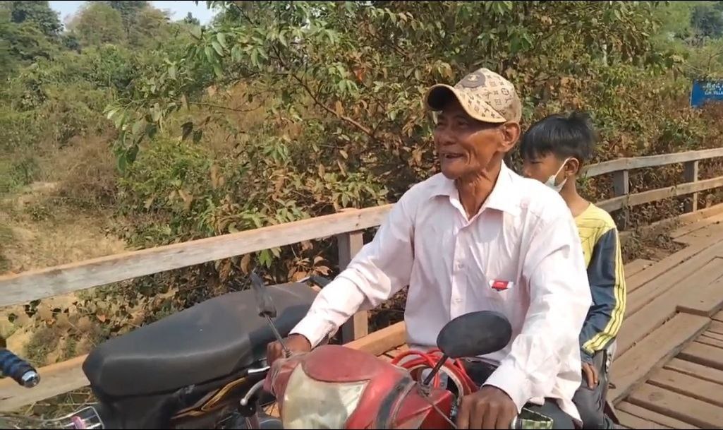 ប្រជាពលរដ្ឋស្រុកសៀមប៉ាង ស្នើសុំឱ្យអាជ្ញាធរជួយជួសជុលស្ពានឈើចាស់មួយកន្លែងដែលរងការខួចខាត
