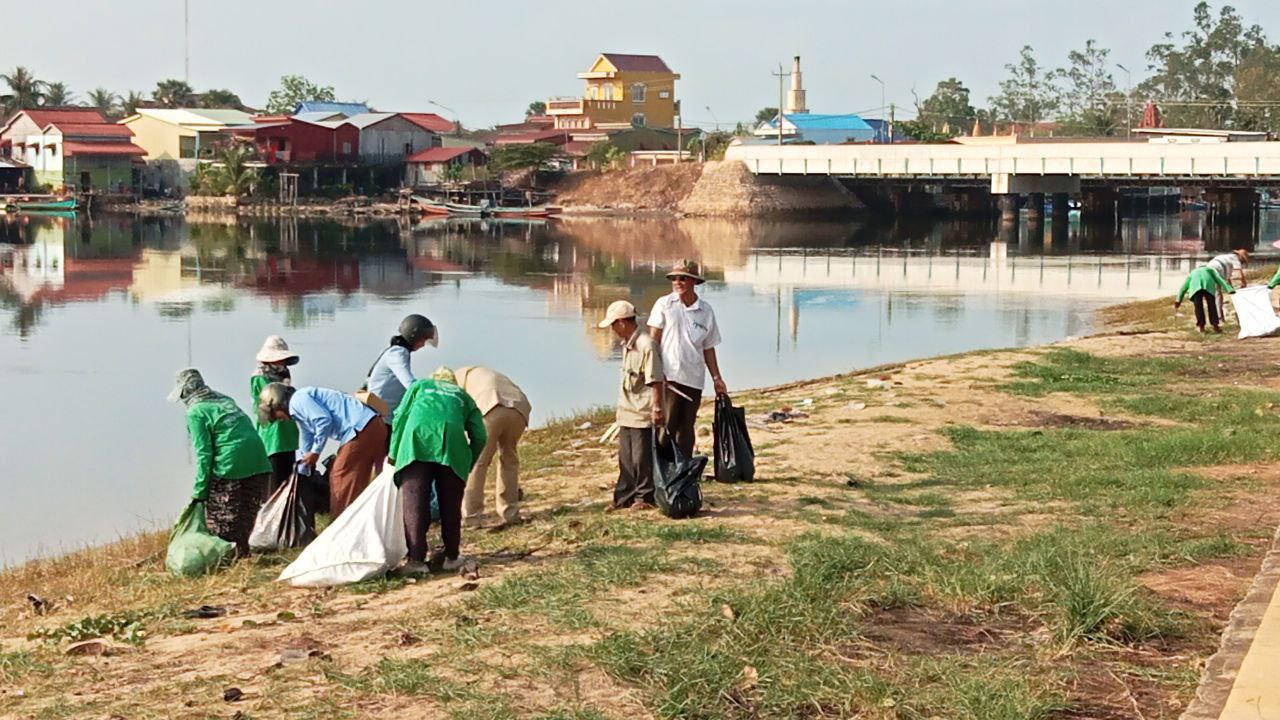 អាជ្ញាធរសង្កាត់អណ្តូងខ្មែរចុះយុទ្ធនាការសម្អាតអនាម័យបរិស្ថាននៅតាមតំបន់ឆ្នេរ
