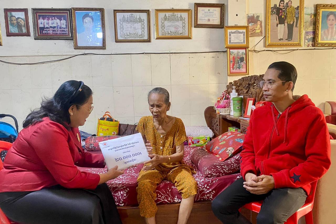តារាកំប្លែង និងអាយ៉ៃជើងចាស់ លោកយាយ ណយ សំណាង មានក្តីរំភើបរីករាយ ក្តុកក្តួលរំជួលចិត្តឥតឧបមារ និងថ្លែងអំណរគុណយ៉ាងជ្រាលជ្រៅចំពោះ មាតាមនុស្សធម៌ សម្តេចកិត្តិព្រឹទ្ធបណ្ឌិត ប៊ុន រ៉ានី ហ៊ុនសែន ប្រធានកាកបាទក្រហមកម្ពុជា