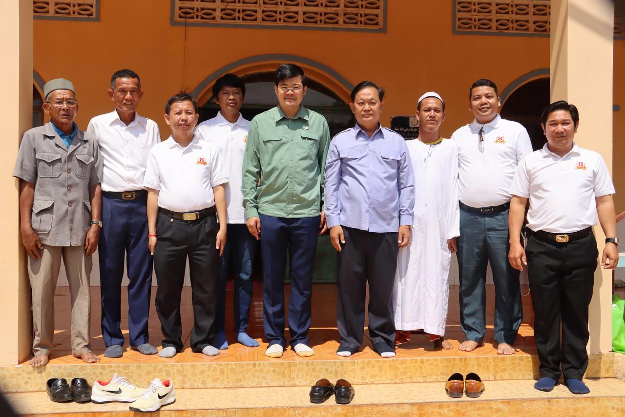 ក្រុមការងារសមាគមយុវជនក្រុម៨ និងអាជ្ញាធរស្រុកព្រៃនប់ នាំអំណោយចែកជូនសាសនិកខ្មែរឥស្លាម ៥០គ្រួសារ នៅភូមិបត់គគីរ ឃុំអូរឧកញ៉ាហេង ក្នុងខែរ៉ាម៉ាឌន