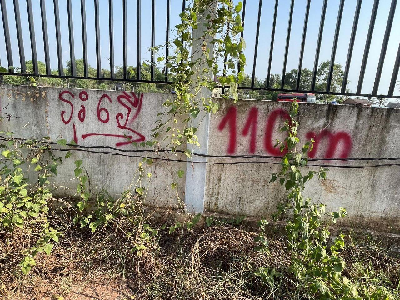 អាជ្ញាធរខេត្តកោះកុង ធ្លាប់បានឲ្យម្ចាស់ទីតាំងរបងថ្ម៣កន្លែង ដែលសង់រំលោភឆ្នេរនេសាទត្រូវវាយកម្ទេចចោល តែរហូតមកដល់ពេលនេះ មិនទាន់វាយកម្ទេចនៅឡើយ