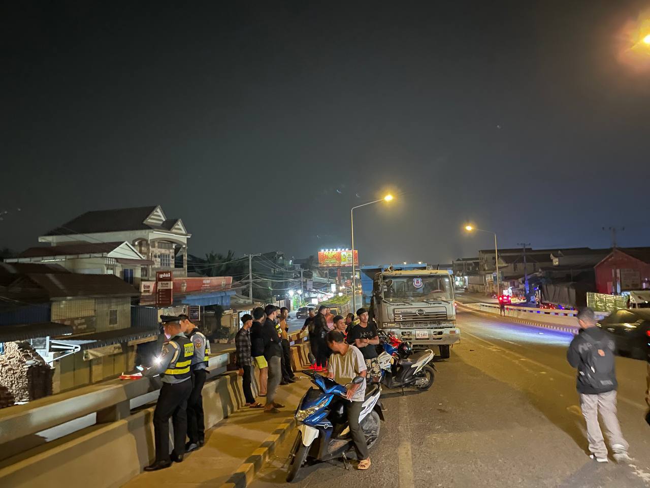 នារី២នាក់ជិះម៉ូតូឌុបគ្នាឡើងស្ពានព្រែកព្នៅទៅបុករថយន្តធុនធំខូចពីក្រោយបណ្តាលឱ្យស្លាប់ម្នាក់របួសធ្ងន់ម្នាក់